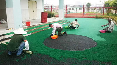 鳳城橡塑姜堰區(qū)實(shí)小南校區(qū)幼兒園EPDM施工現(xiàn)場